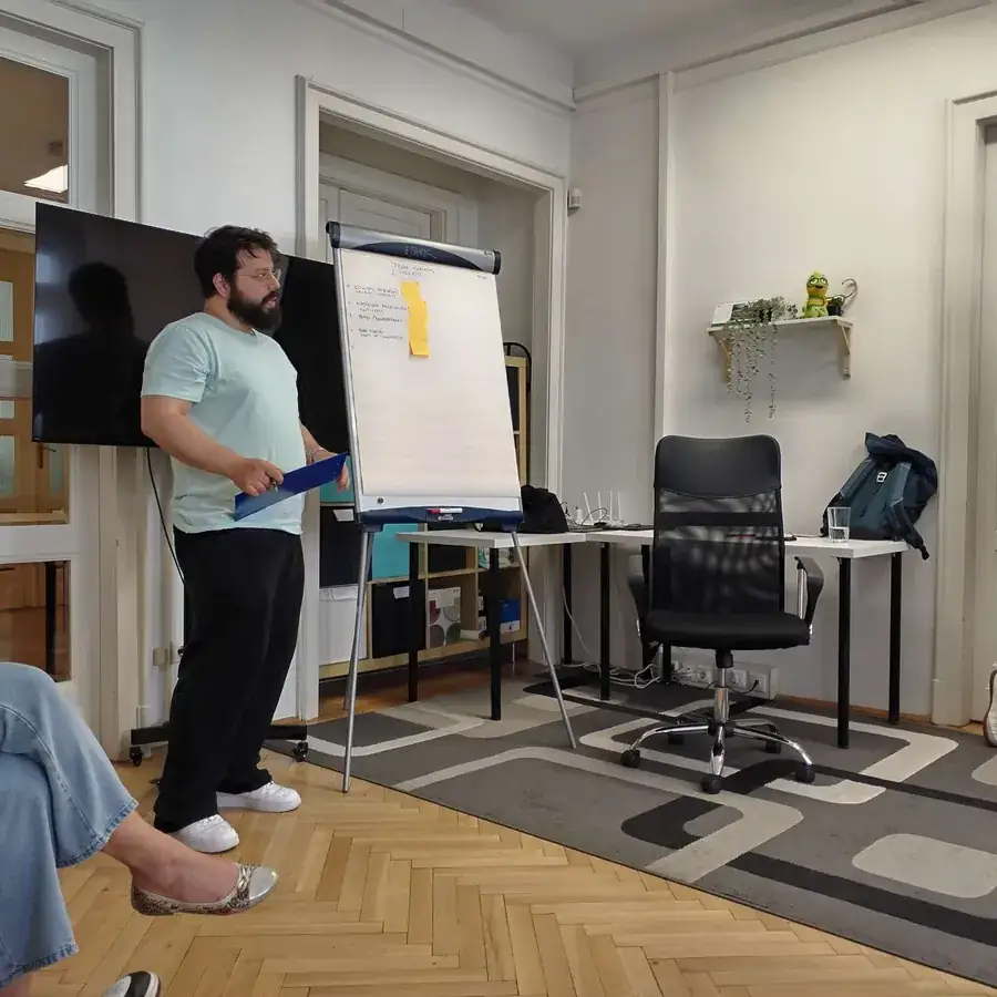 Műhelymunka flipchart előtt a budapesti irodában