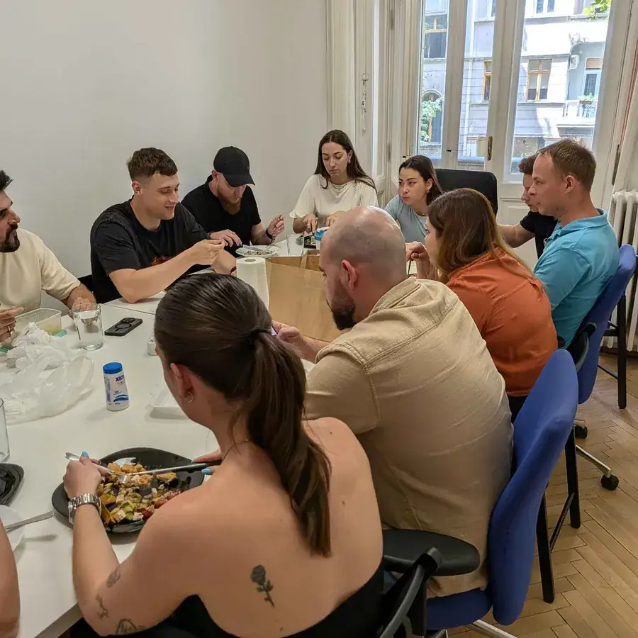 Közös ebéd a tárgyalóban
