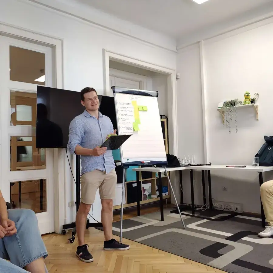 Belső képzés a csapatnak flipchart előtt